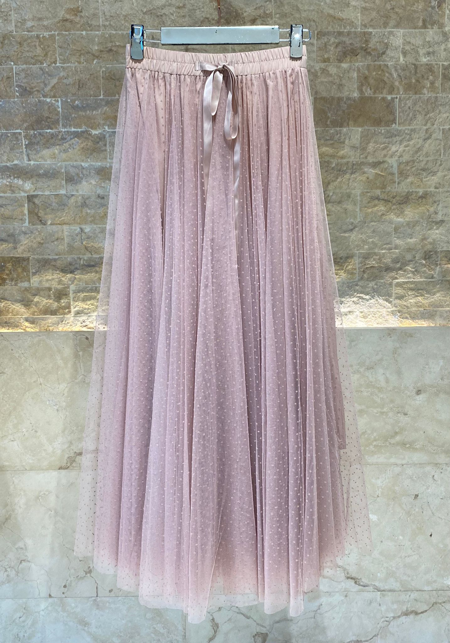 08077-3 Polka Dot Long Tulle Skirt تنورة طويلة من التول بنقاط البولكا - Brown Loft