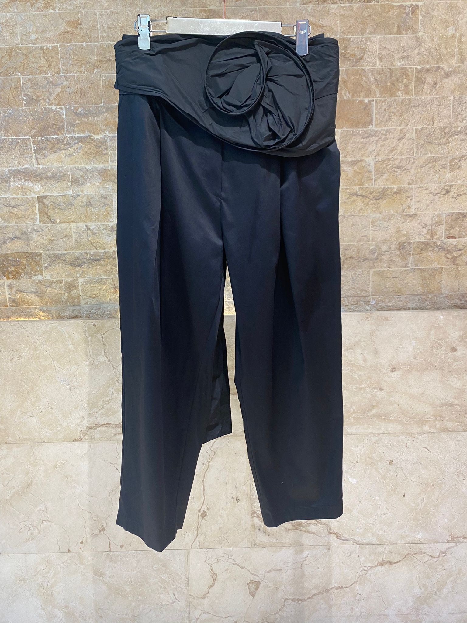26SS-BK8614 Pleated Pants with oversized floral belt بنطال مطوي مع حزام مزهر كبير الحجم