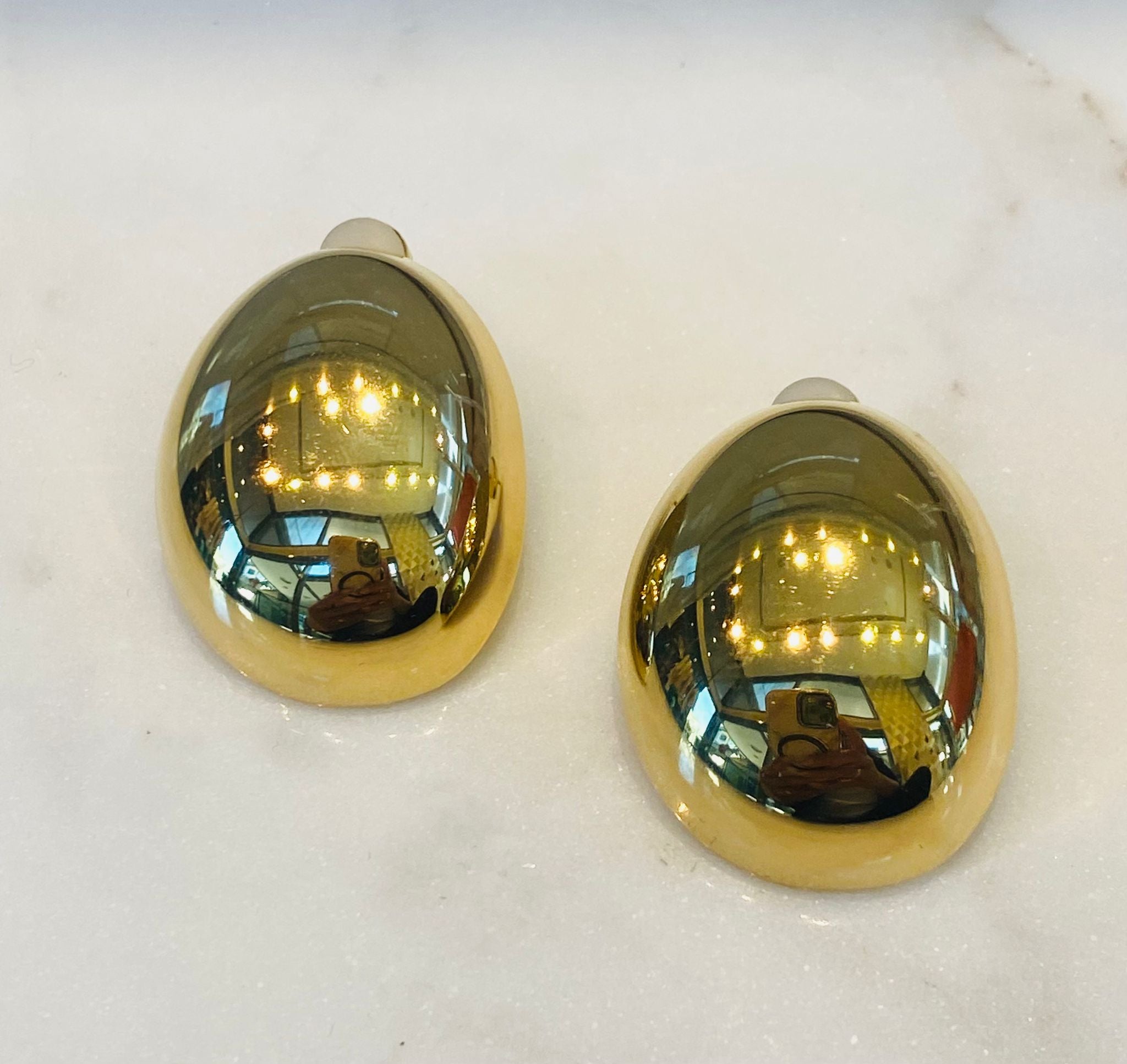 Lore Earrings أقراط بيضاوية سميكة على شكل قبة