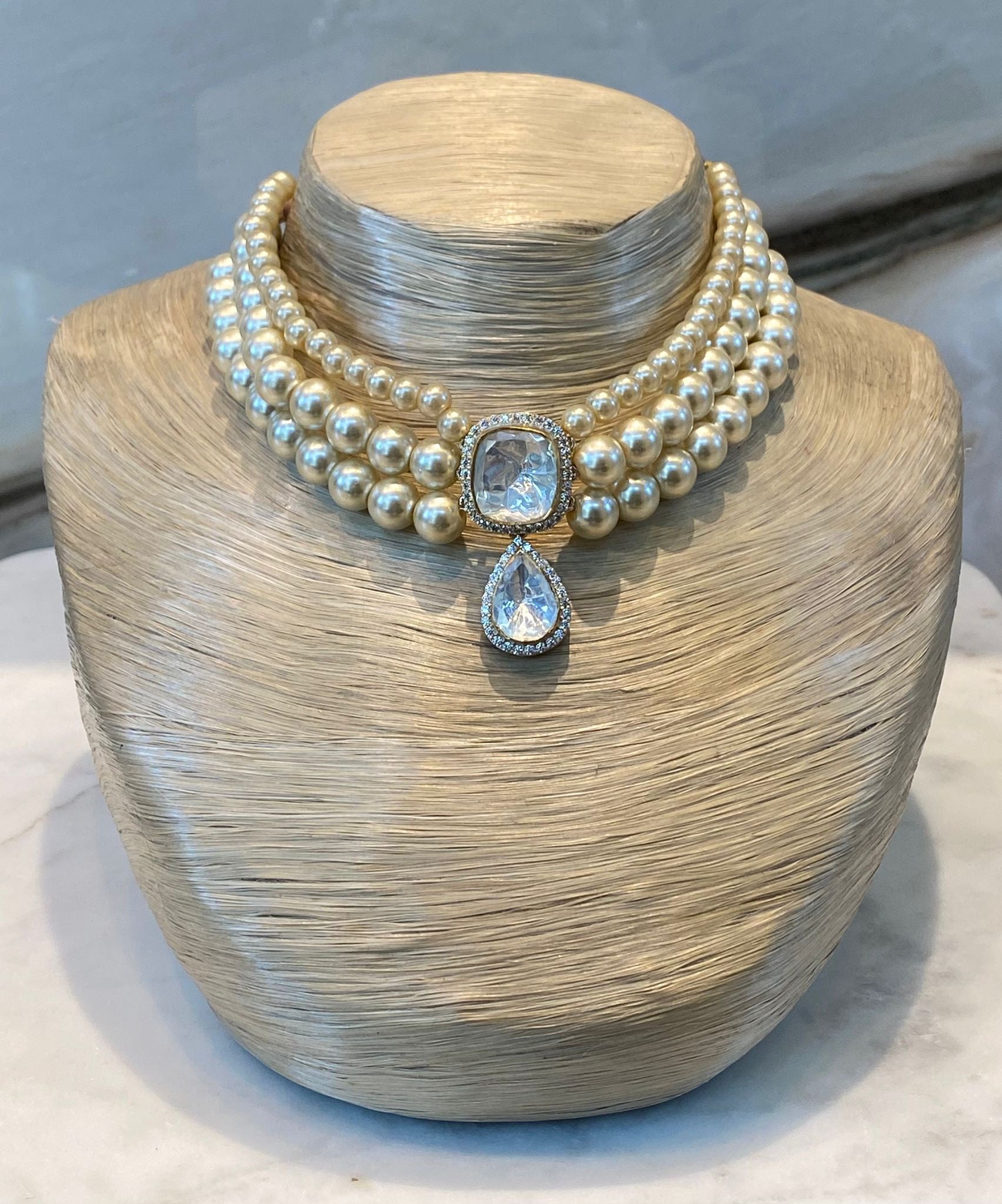 MOD 51 Triple Strand Pearl Choker Necklace قلادة تشوكر من اللؤلؤ بثلاثة خيوط - Brown Loft