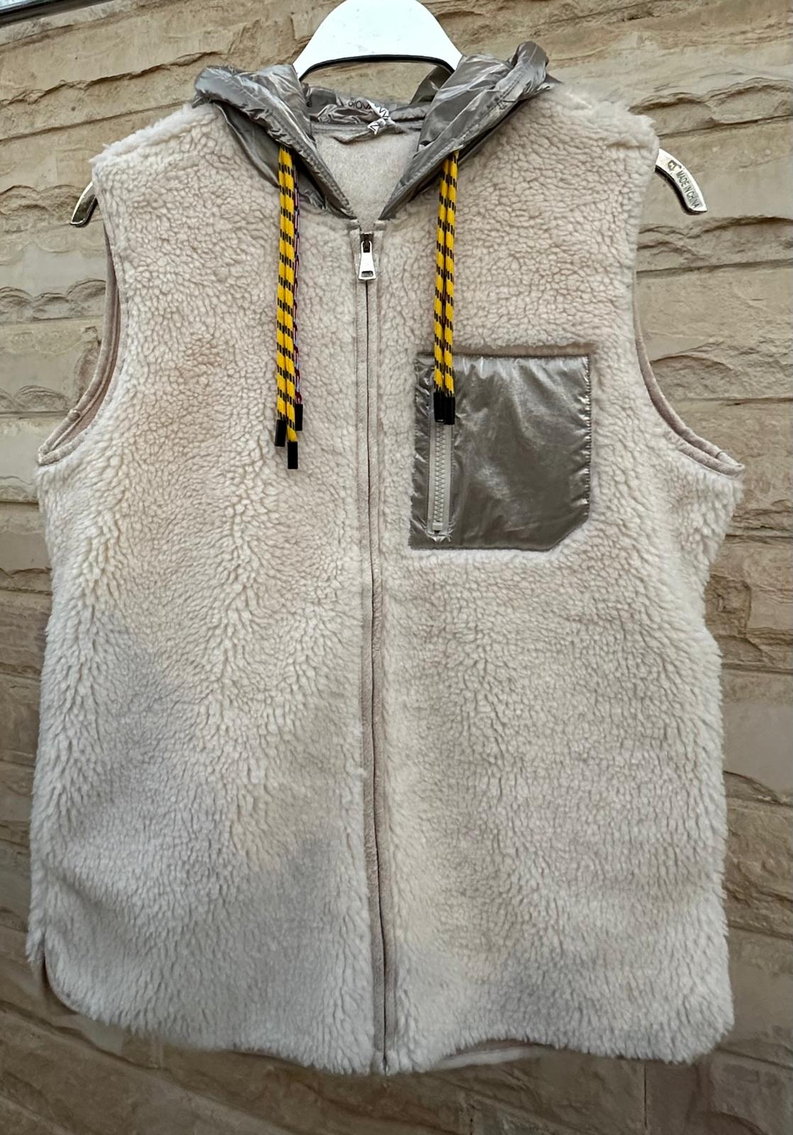 Mila Contrast Hooded Fleece Vest