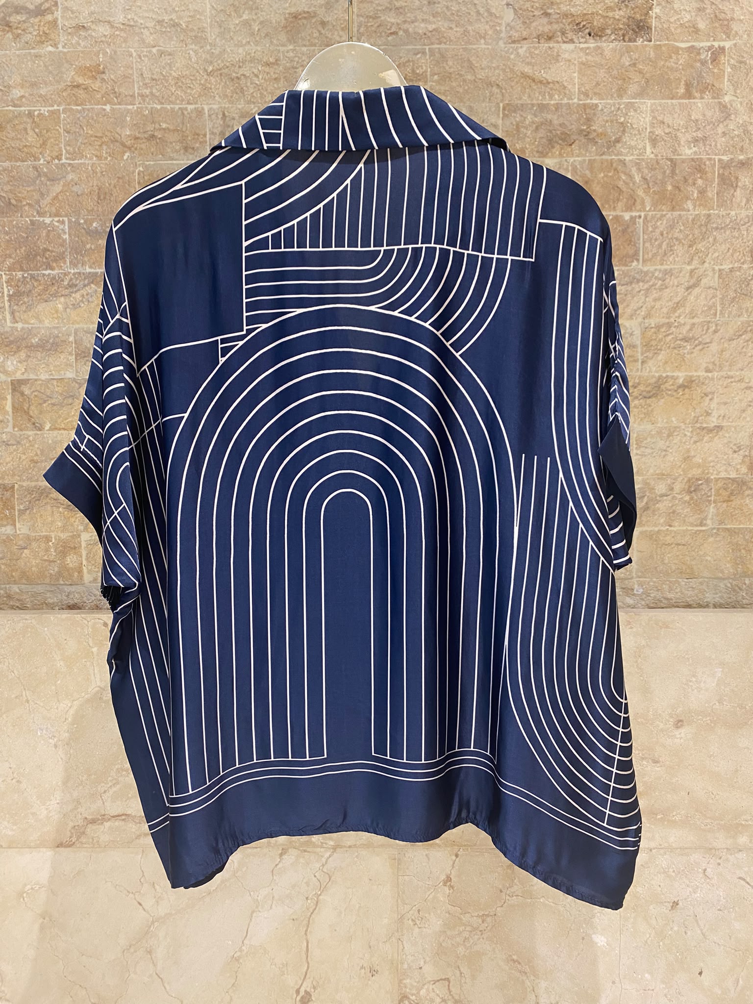 KD7607/7789VS-29 Geometric Arch and Line Patterned Satin Shirt and Pants