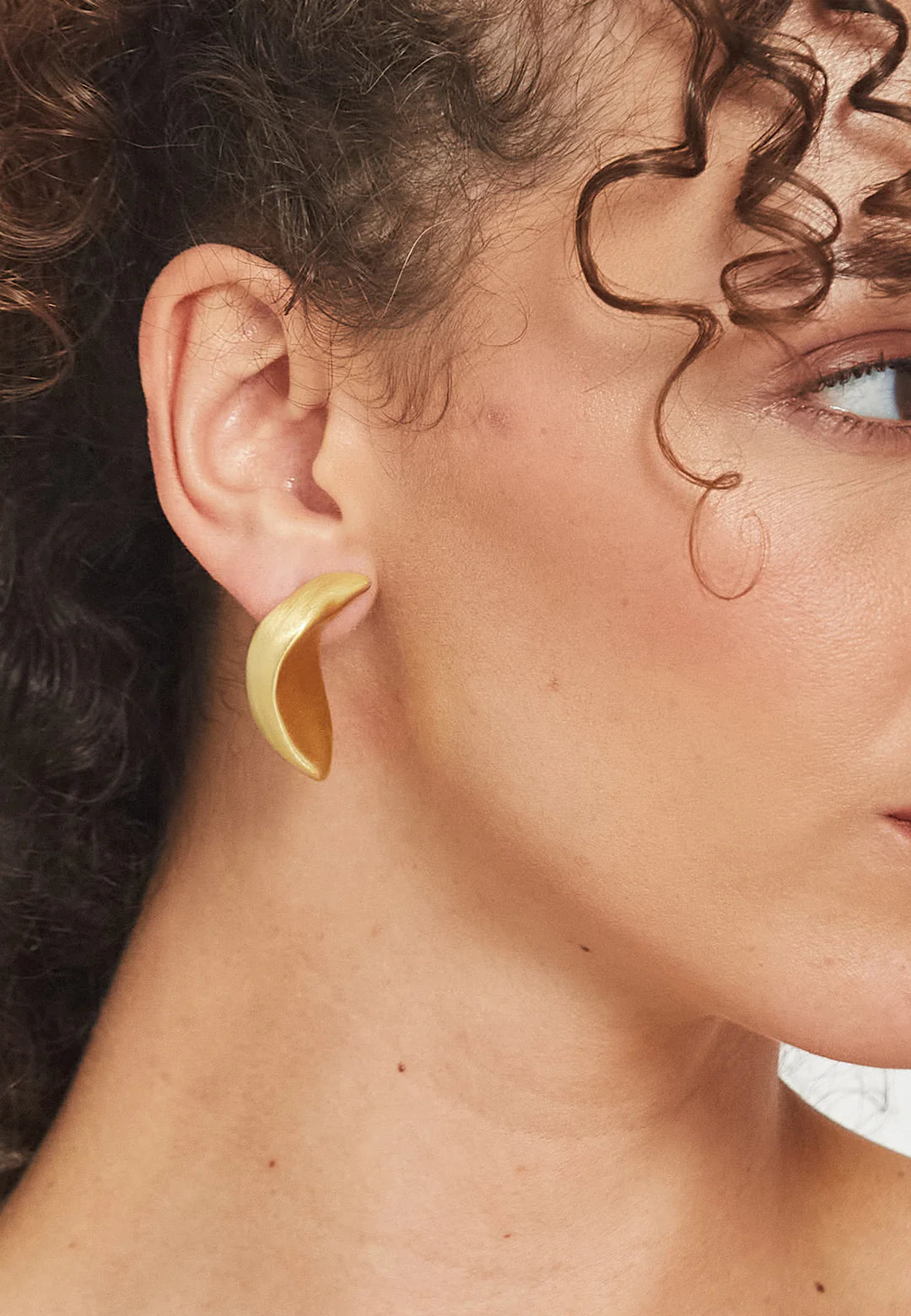 Iva Earrings أقراط عتيقة سميكة ومنحنية