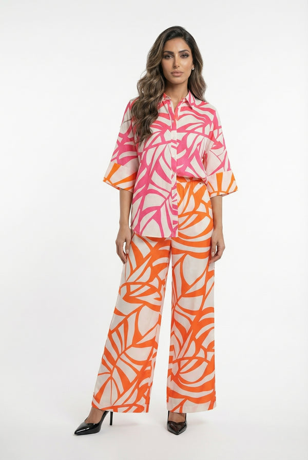 قميص مميز بطبعة أوراق الشجر الوردية LS2615098