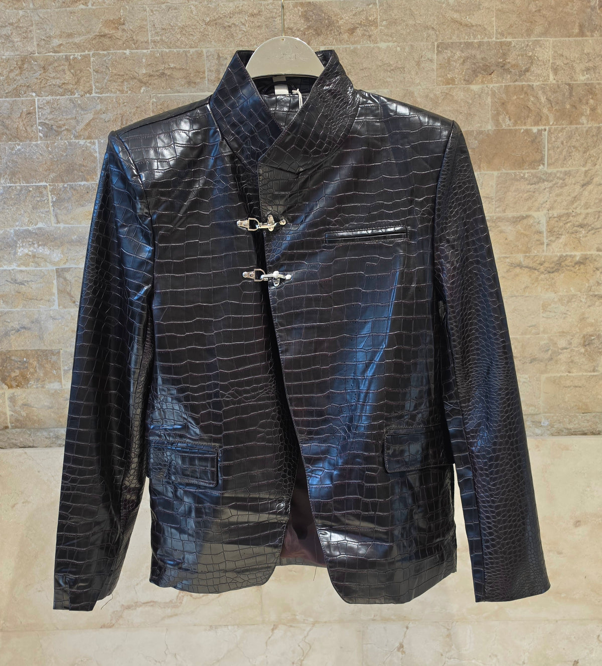 Croc-effect jacket with high collar U512611