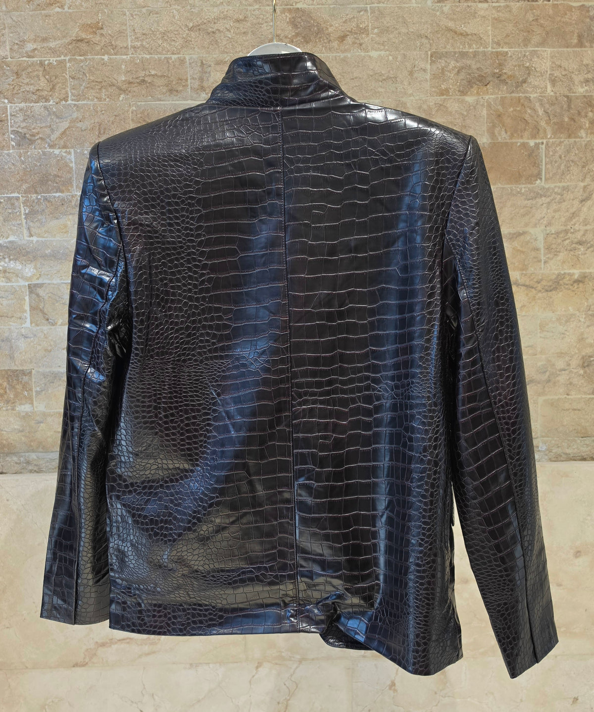 Croc-effect jacket with high collar U512611