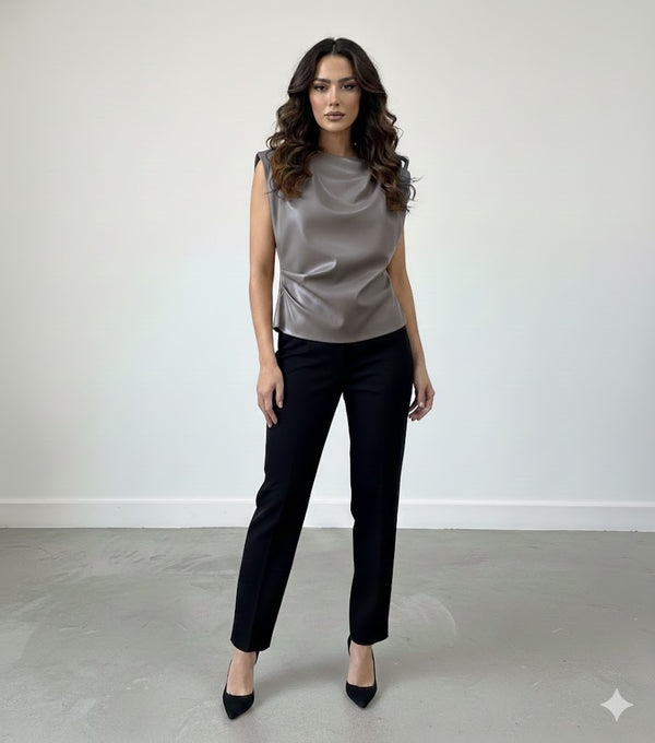 54-2036 Faux Leather Top with Pleats بلوزة من الجلد الصناعي مزينة بثنيات