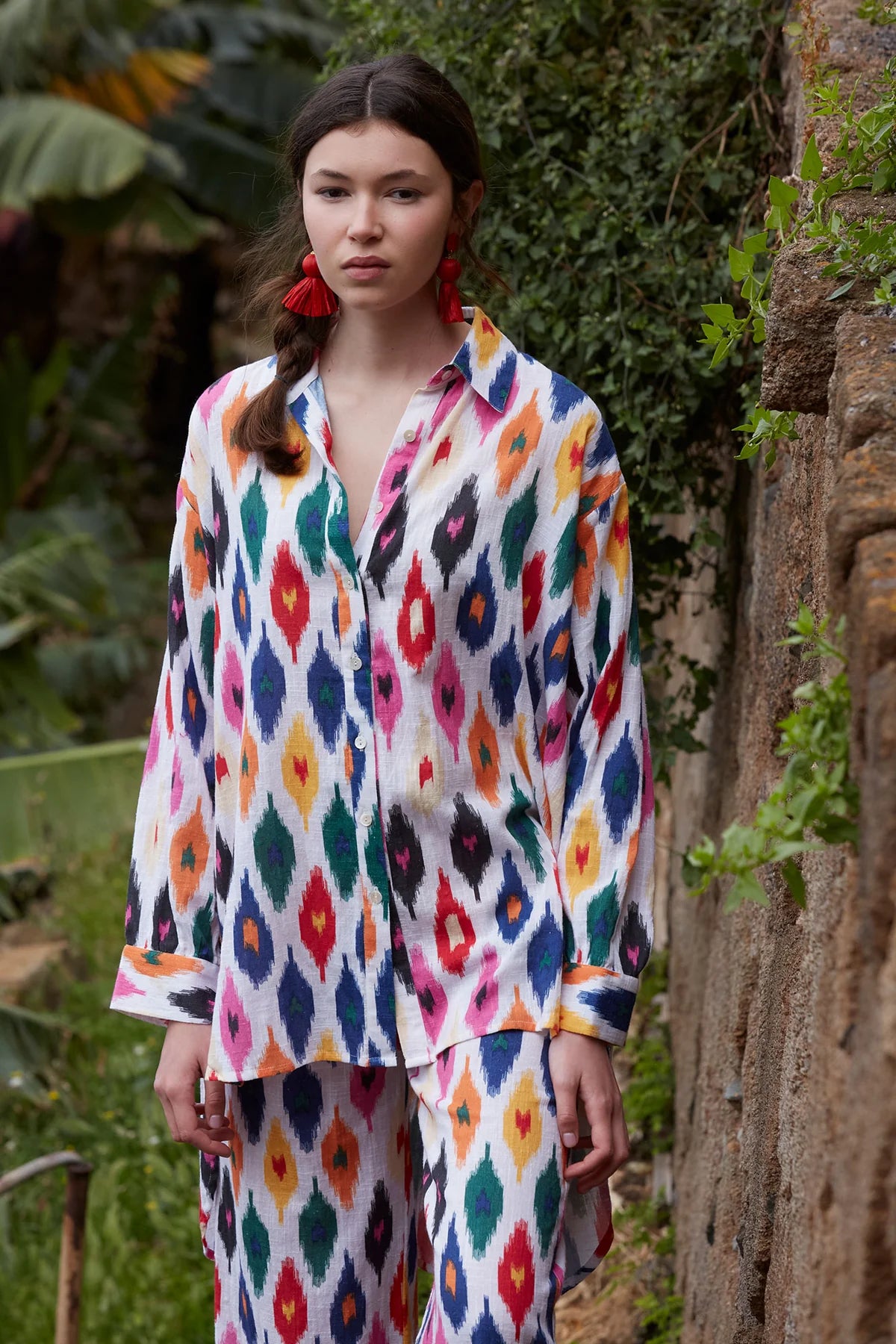 Naiara Sets Oversized Ikat Print Linen Shirt and Pants قميص وبنطال من الكتان بنقشة إيكات كبيرة الحجم
