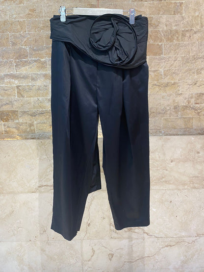 26SS-BK8614 Pleated Pants with oversized floral belt بنطال مطوي مع حزام مزهر كبير الحجم