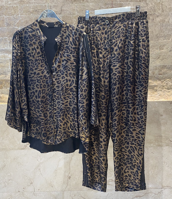 8401.3017/2039  Metallic Leopard Shirt and Relaxed Tapered Pants قميص جلد النمر المعدني وبنطلون ضيق مريح