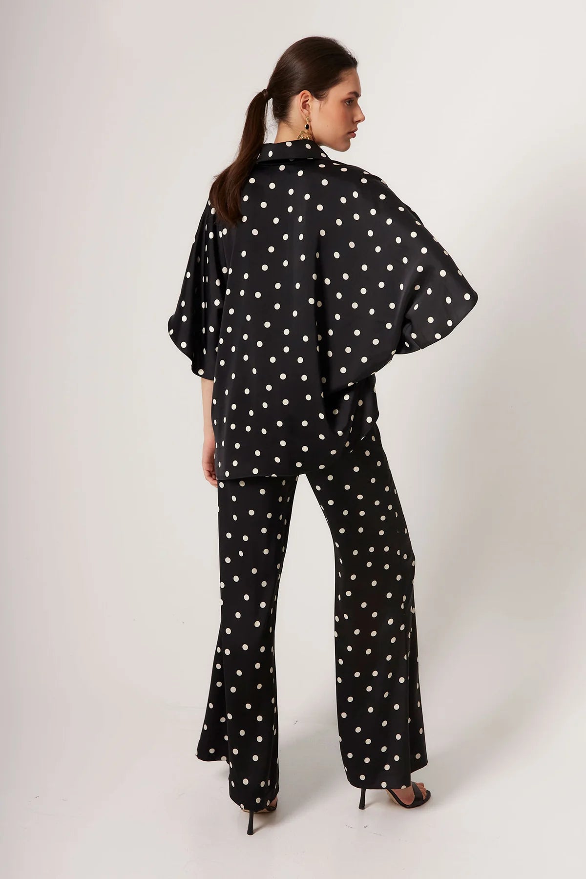 Irina Sets Polka Dot Oversized Satin Shirt and Pants قميص وبنطال من الساتان بنقاط البولكا، بقصة واسعة