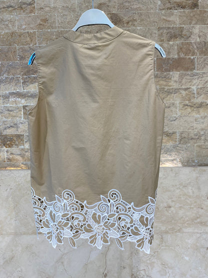 63-7054 Sleeveless Shirt with Embroidery - Brown Loft