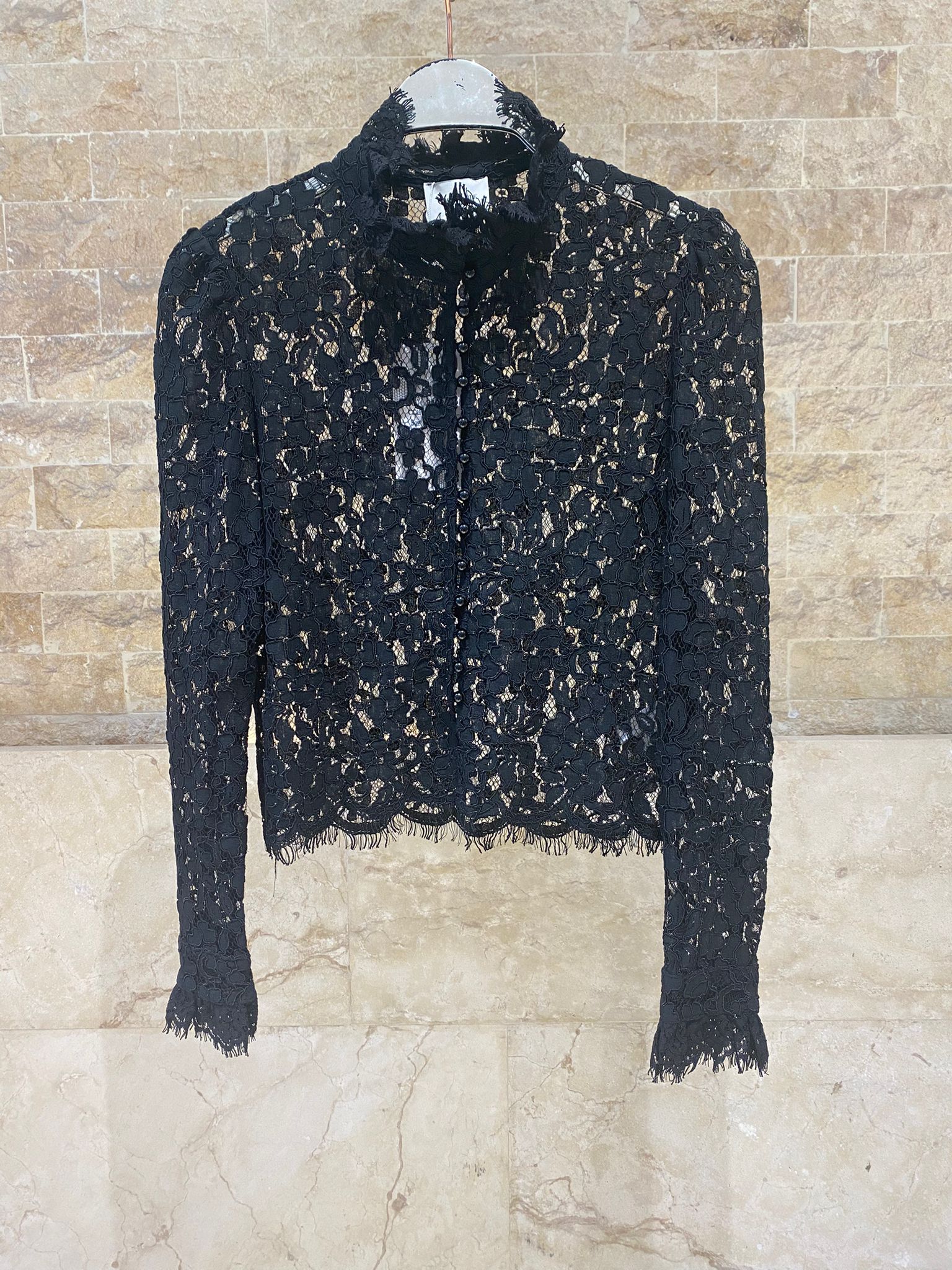 81085 Pearl Buttoned Floral Lace Top بلوزة دانتيل زهرية مزينة بأزرار لؤلؤية