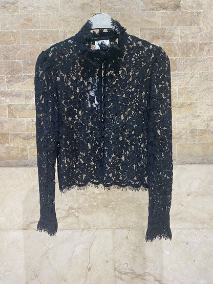 81085 Pearl Buttoned Floral Lace Top بلوزة دانتيل زهرية مزينة بأزرار لؤلؤية