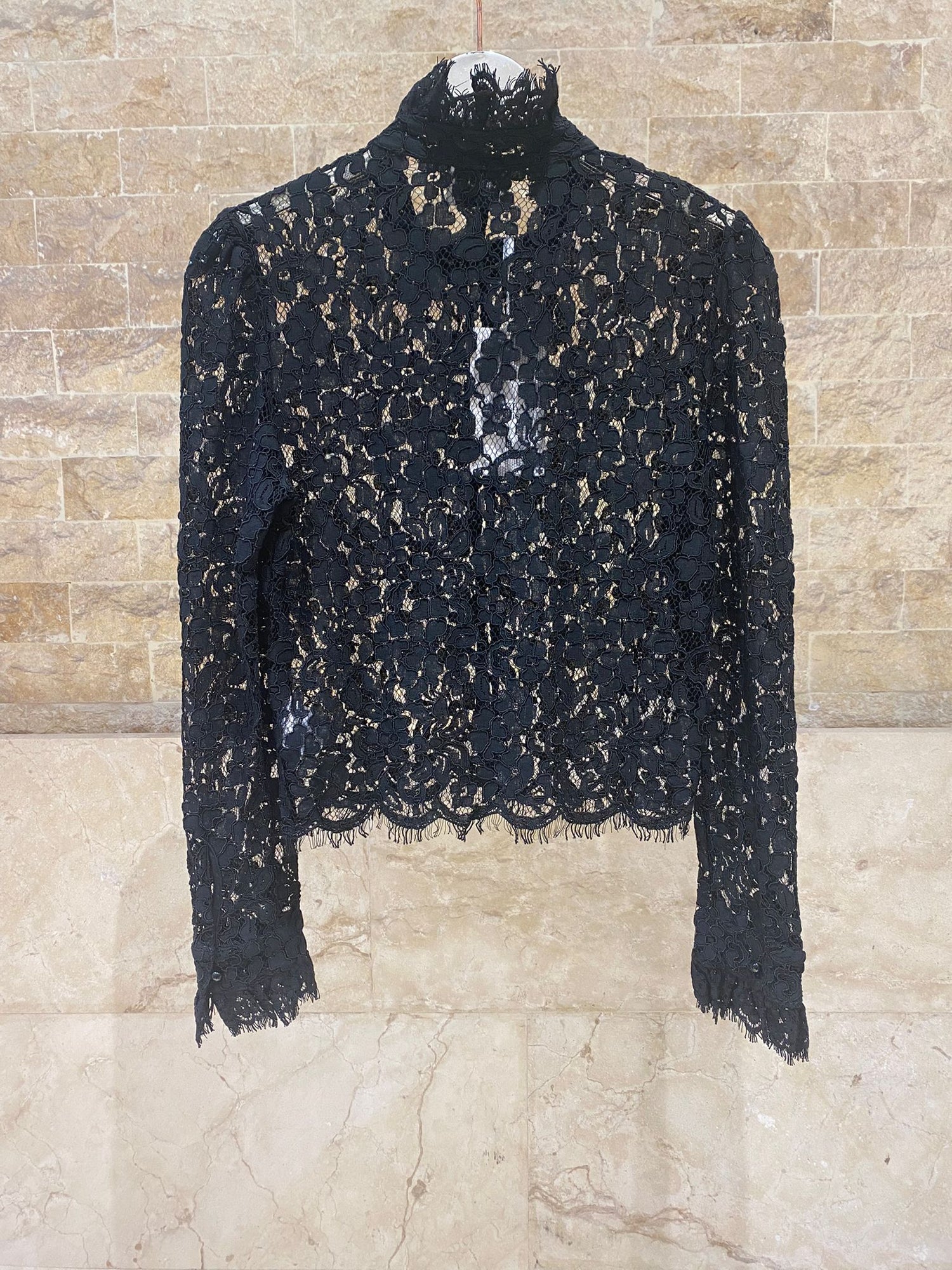 81085 Pearl Buttoned Floral Lace Top بلوزة دانتيل زهرية مزينة بأزرار لؤلؤية