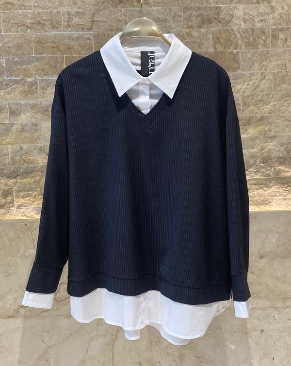 8401.1023 Collared Oversized Pinstripe Top بلوزة مخططة كبيرة الحجم بياقة