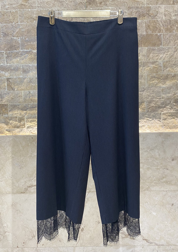 8401.2025 Tailored Pinstripe Cropped Pants بنطلون مخطط قصير مصمم خصيصًا