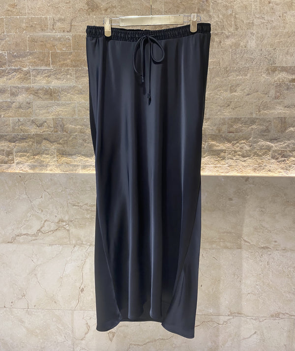 8401.6011  Satin A Line Long Skirt تنورة طويلة من الساتان بتصميم A