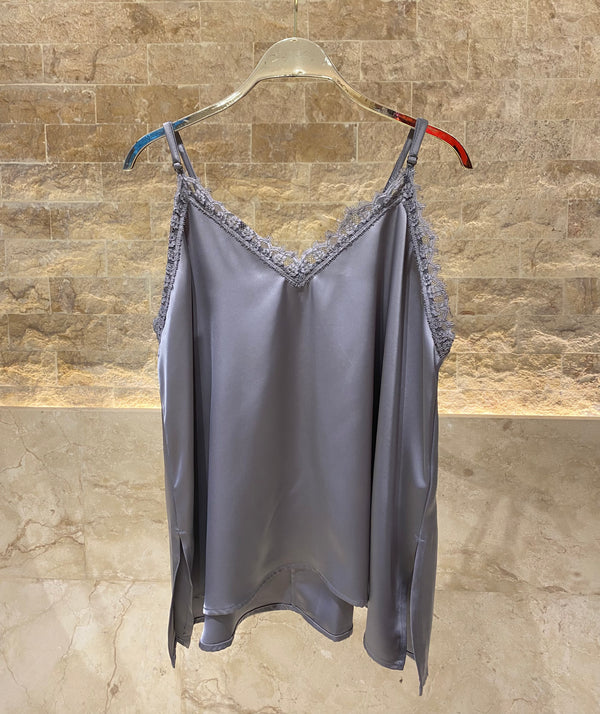 8401.1046 Lace Trimmed Satin Cami Top بلوزة كامي من الساتان مزينة بالدانتيل