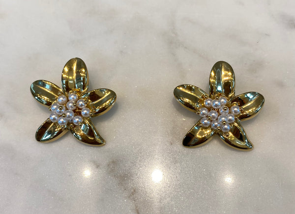 B02125049 Petal Earrings with Mini Pearls أقراط بتلات مرصعة باللؤلؤ الصغير