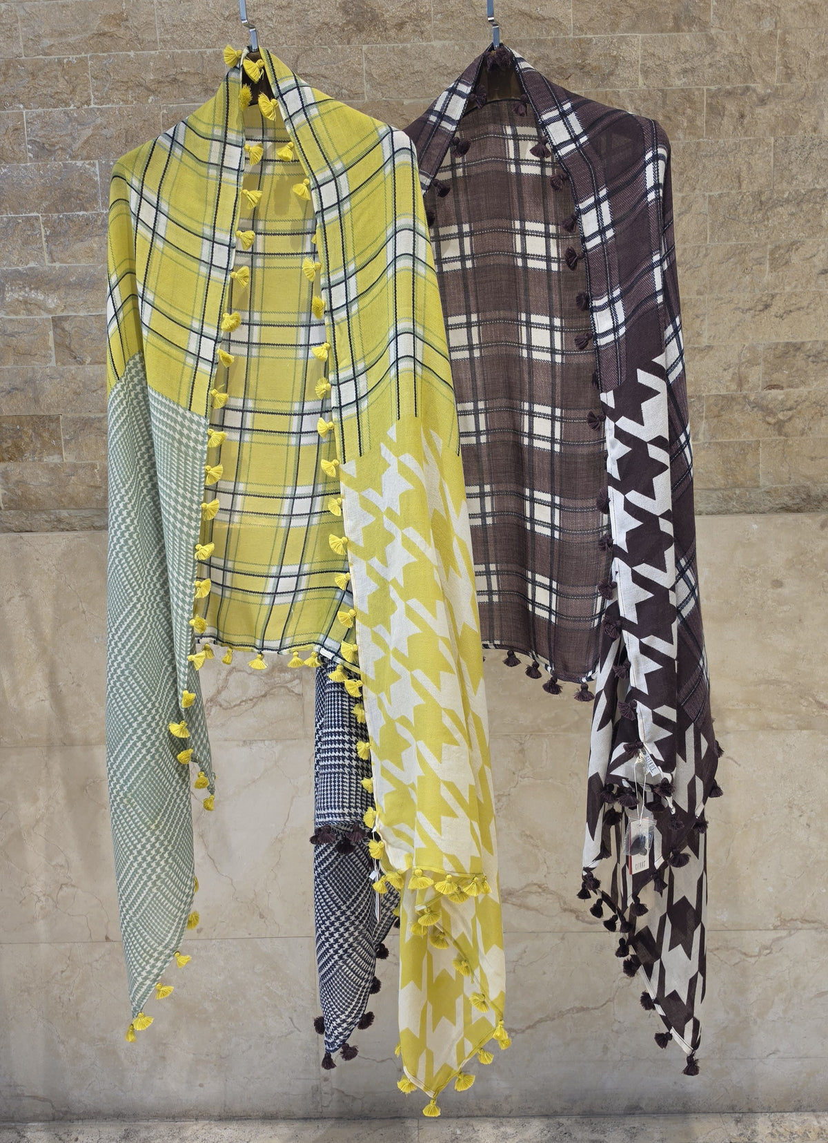 C22790 Big Hound Check Pompom Scarf