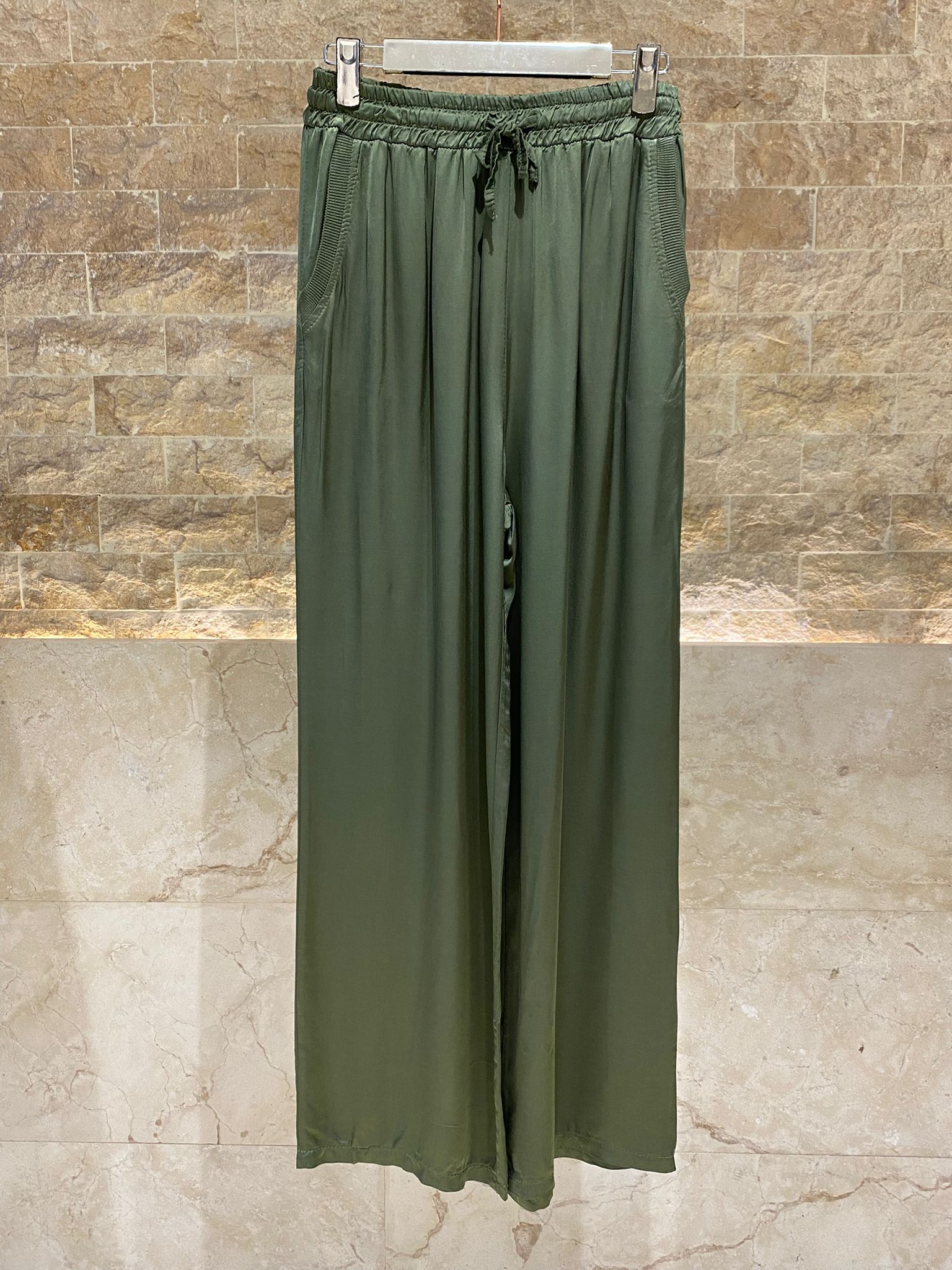 DB14570VS Wide Leg Satin Pants بنطلون ساتان واسع الساق - Brown Loft