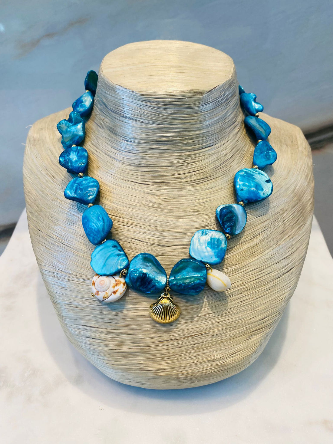Elva Necklace قلادة من خرز عرق اللؤلؤ السميك غير المنتظم الشكل