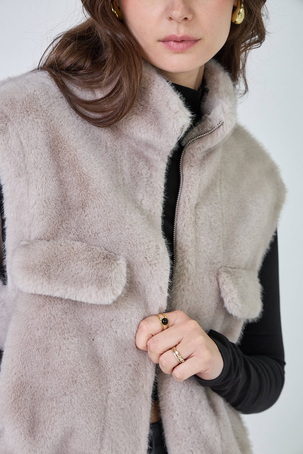 Gaby Faux Fur Vest سترة من الفرو الصناعي