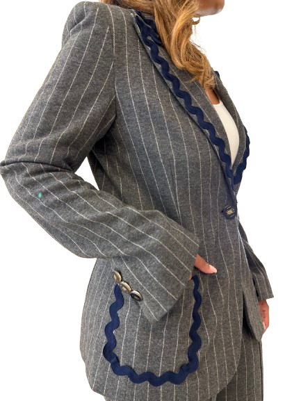 31609 (JACKET HILLARY DIPLOMATICO GRIS) سترة هيلاري ديبلوماتيكو جريس