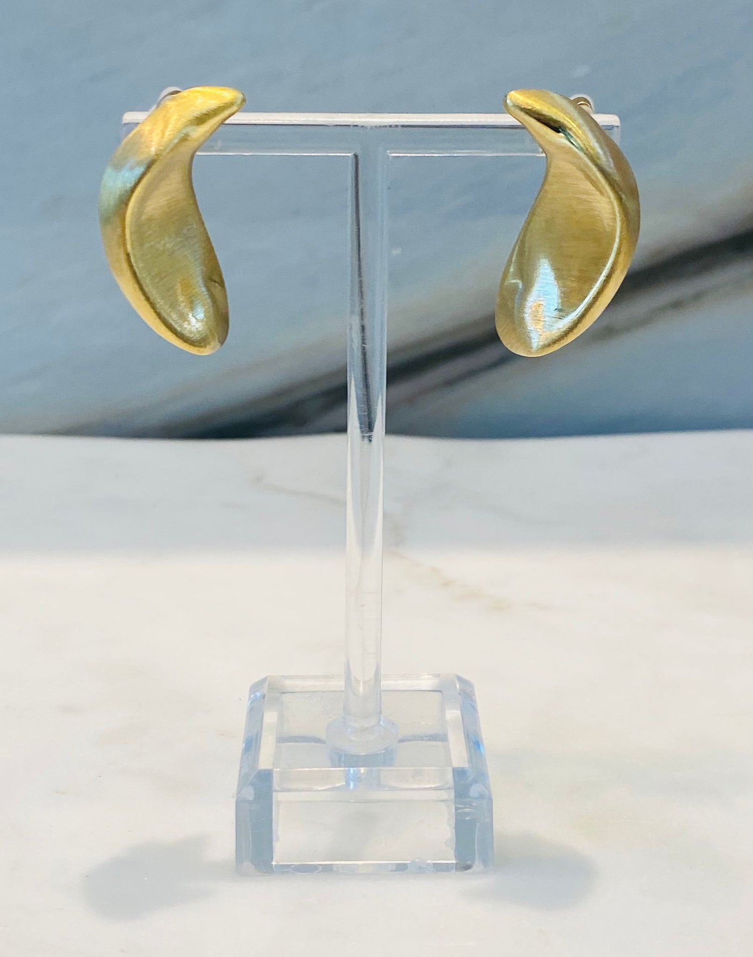 Iva Earrings أقراط عتيقة سميكة ومنحنية