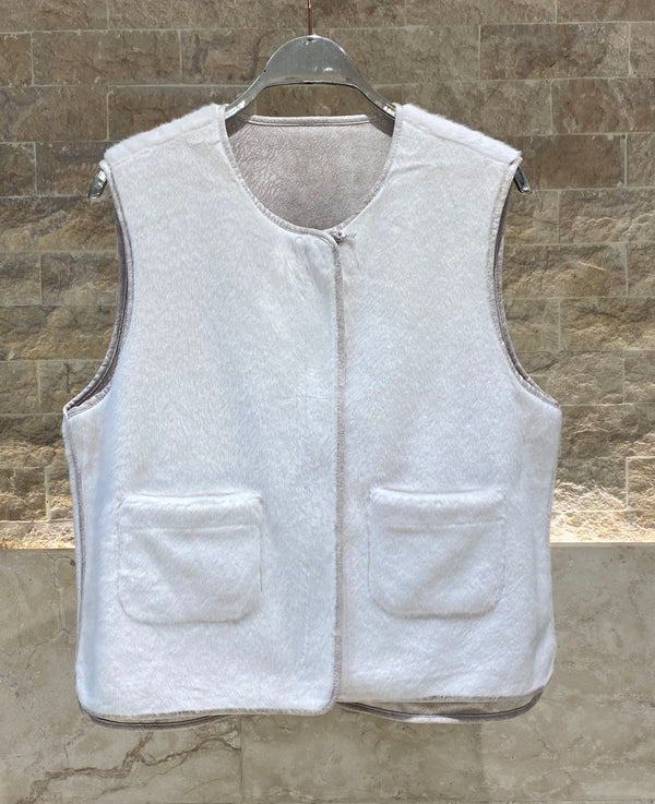 Jane سترة من الفرو الصناعي بسحّاب وفتحة رقبة مستديرة