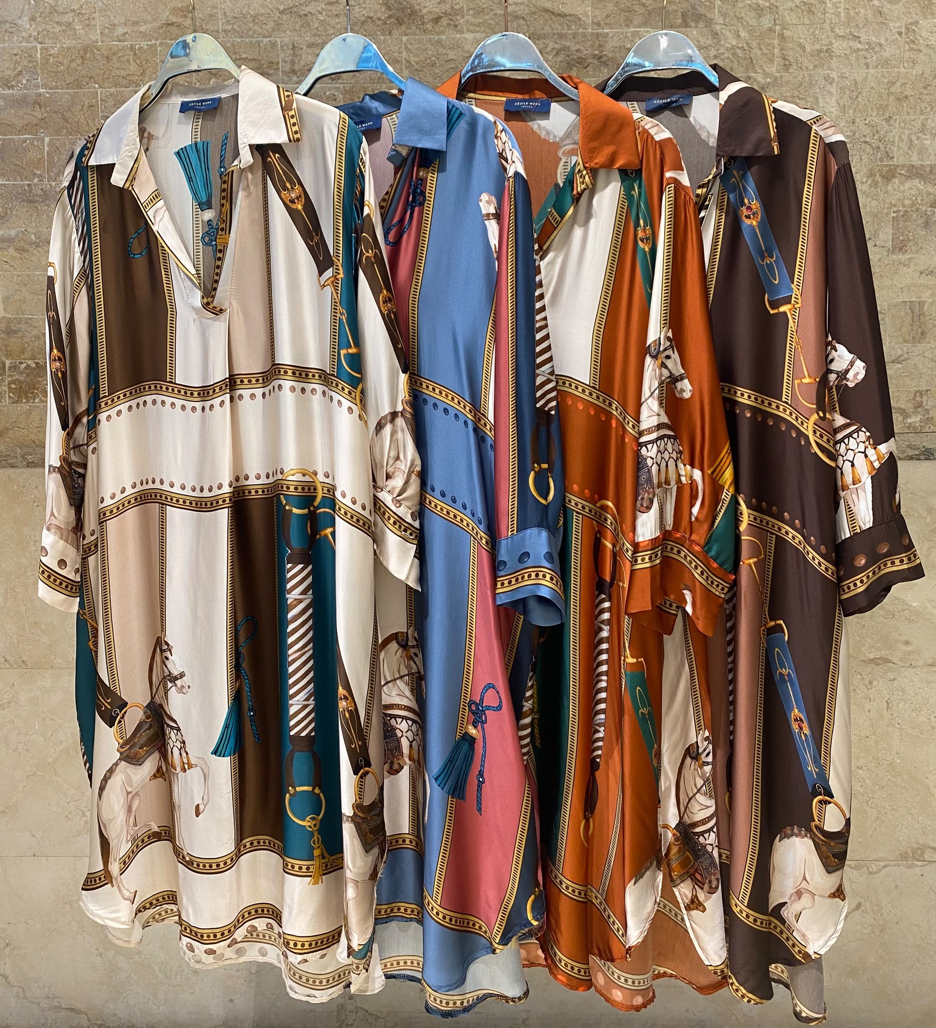 KD6120VS-2 Equestrian Print Satin Oversized Dress فستان واسع (أوفر سايز) من الساتان بنقشة الفروسية