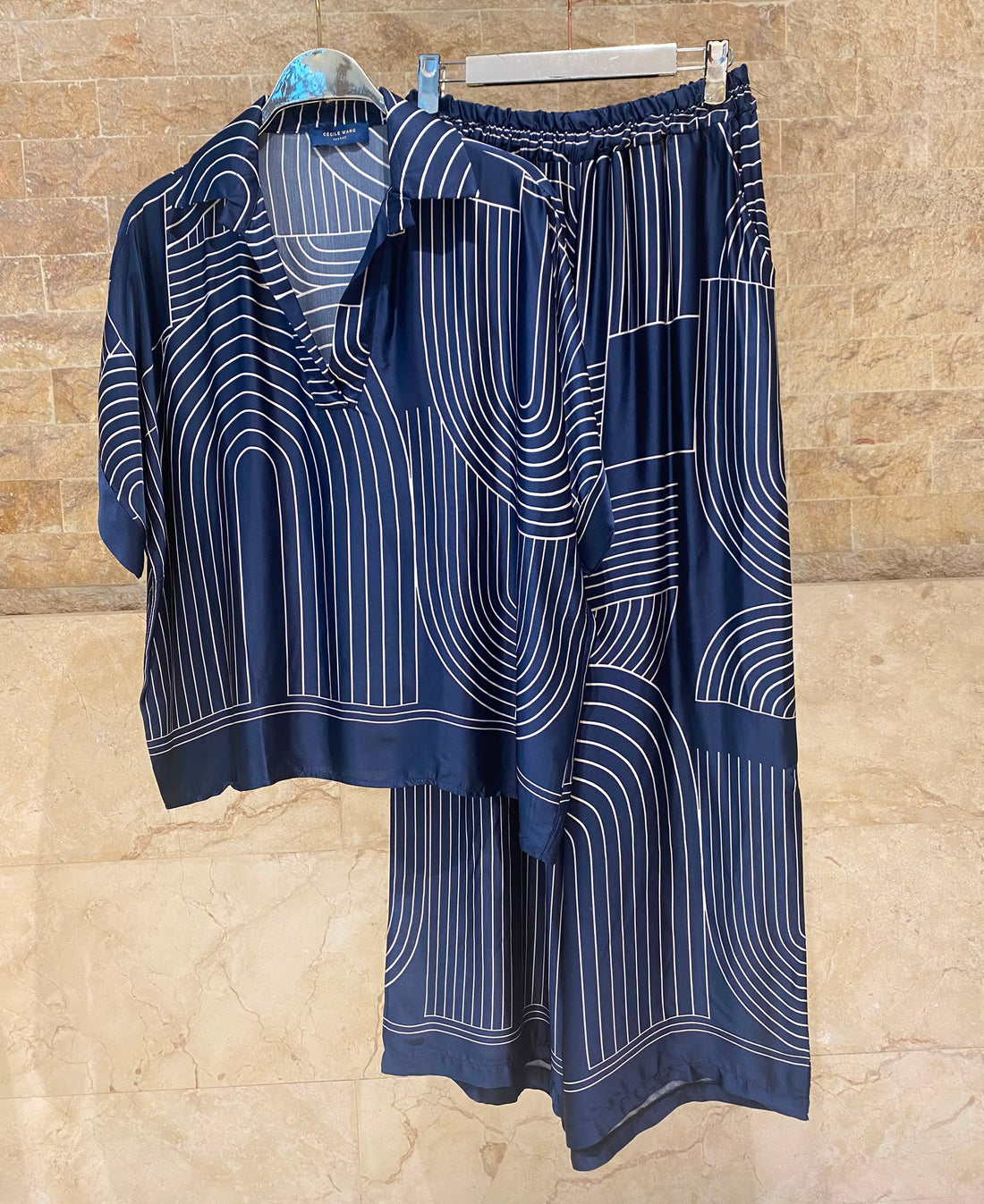 KD7607/7789VS-29 Geometric Arch and Line Patterned  Satin Shirt and Pants