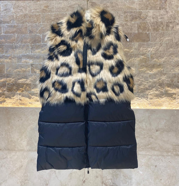 LF2401004 (Hooded Padded Vest with animal print) سترة مبطنة بغطاء رأس مع طباعة حيوانات وتفاصيل من الفرو الصناعي