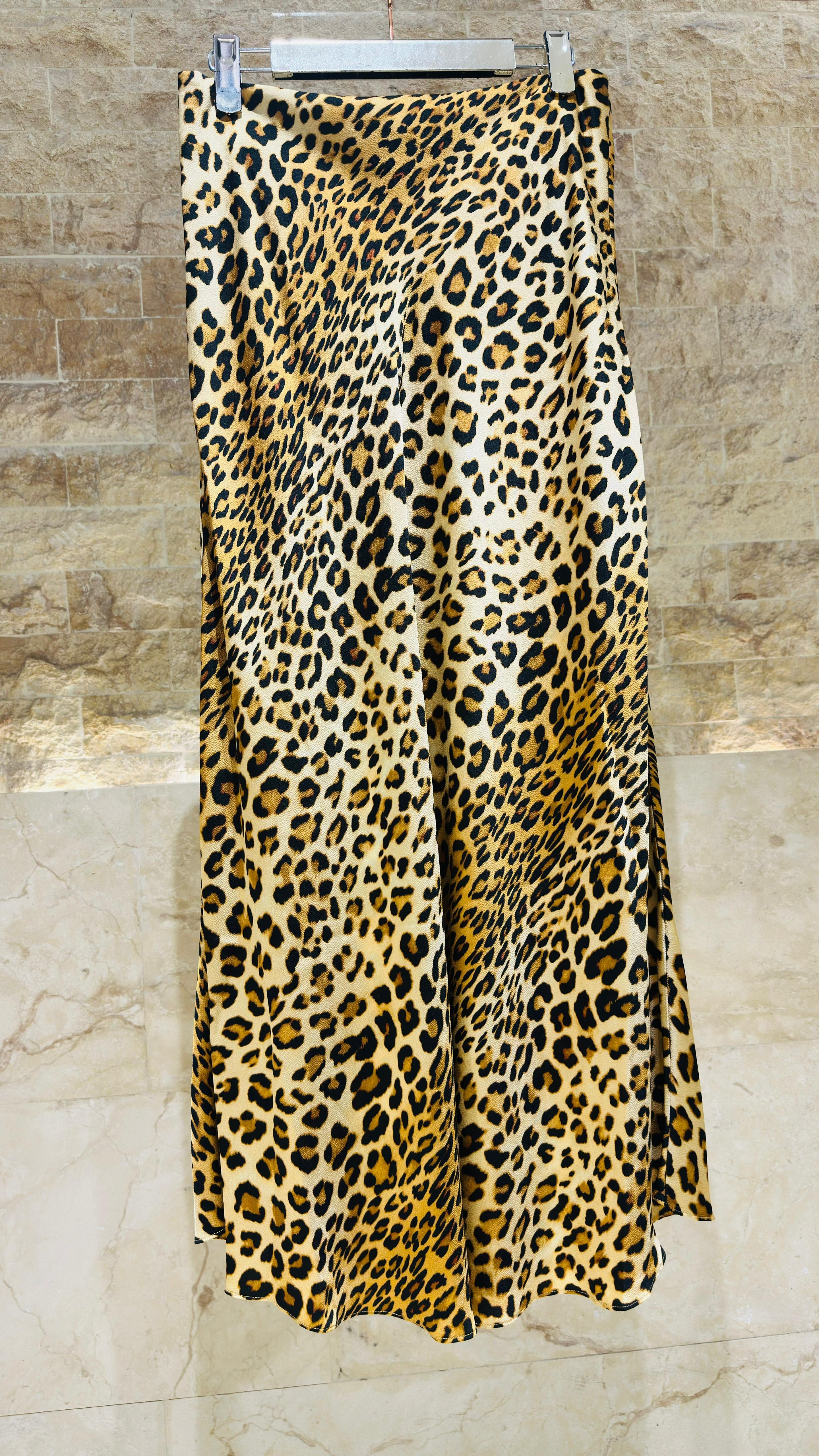 LS2608010  Leopard Print Satin Skirt تنورة ساتان بطبعة الفهد