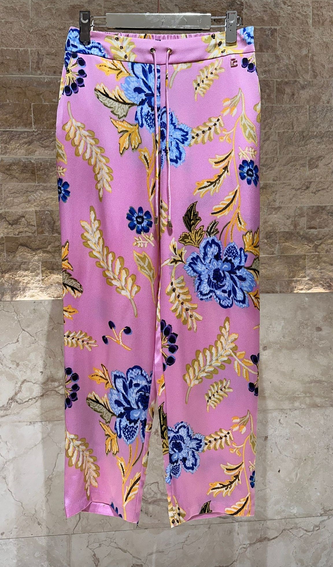 LS2614023 Floral Print Satin Joggers Pants بنطال جوغر من الساتان بطبعة الأزهار - Brown Loft