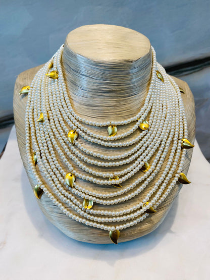 MOD 17 Multi Layered Pearl Short Necklace قلادة قصيرة متعددة الطبقات من اللؤلؤ