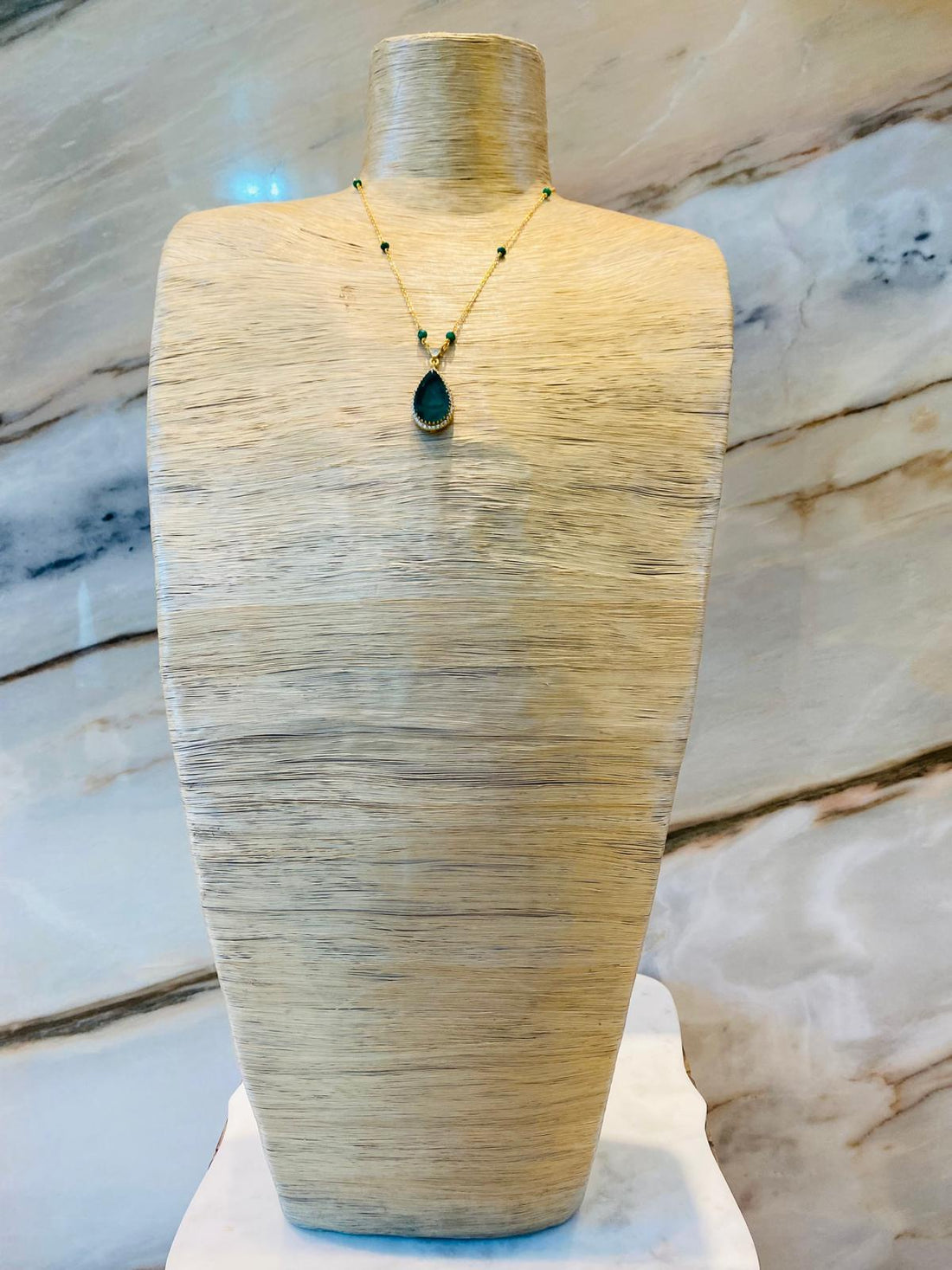 MOD 40 Green Beads and Gold Chain Necklace قلادة من الخرز الأخضر والسلسلة الذهبية - Brown Loft