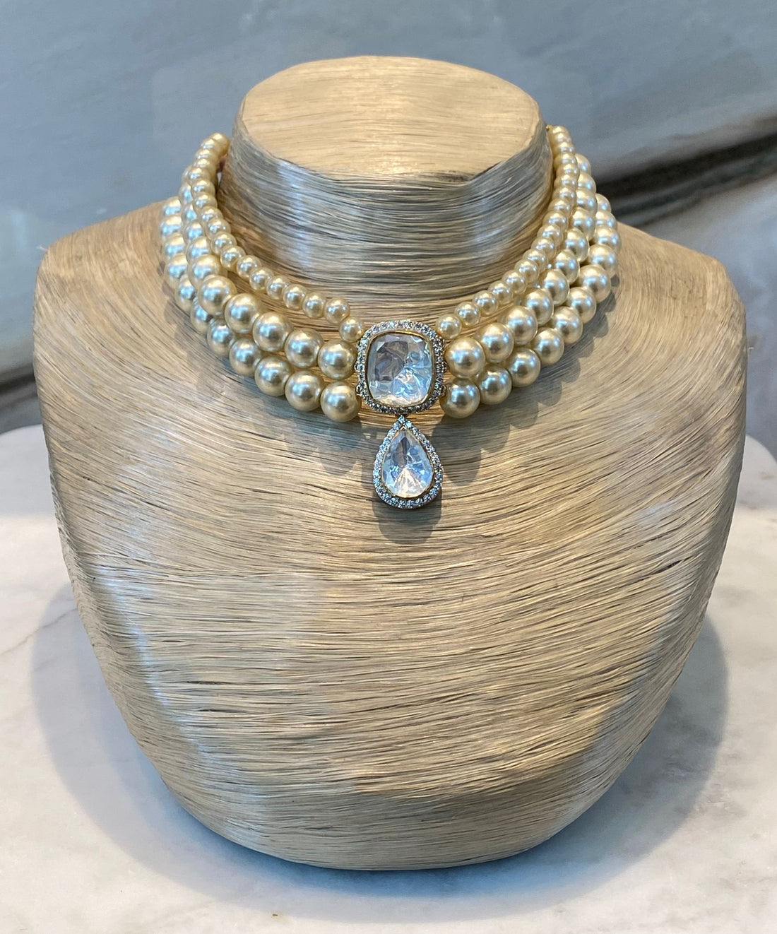 MOD 51 Triple Strand Pearl Choker Necklace قلادة تشوكر من اللؤلؤ بثلاثة خيوط - Brown Loft