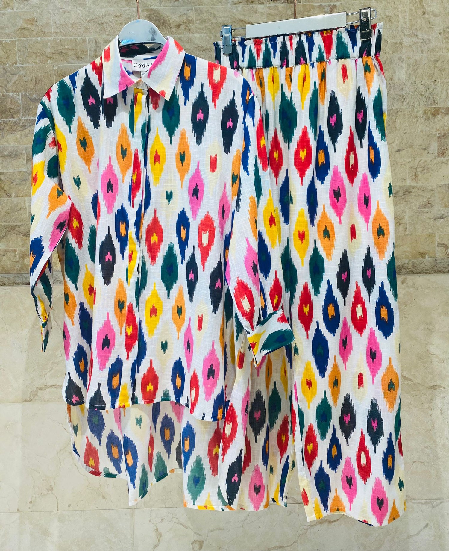 Naiara Sets Oversized Ikat Print Linen Shirt and Pants قميص وبنطال من الكتان بنقشة إيكات كبيرة الحجم