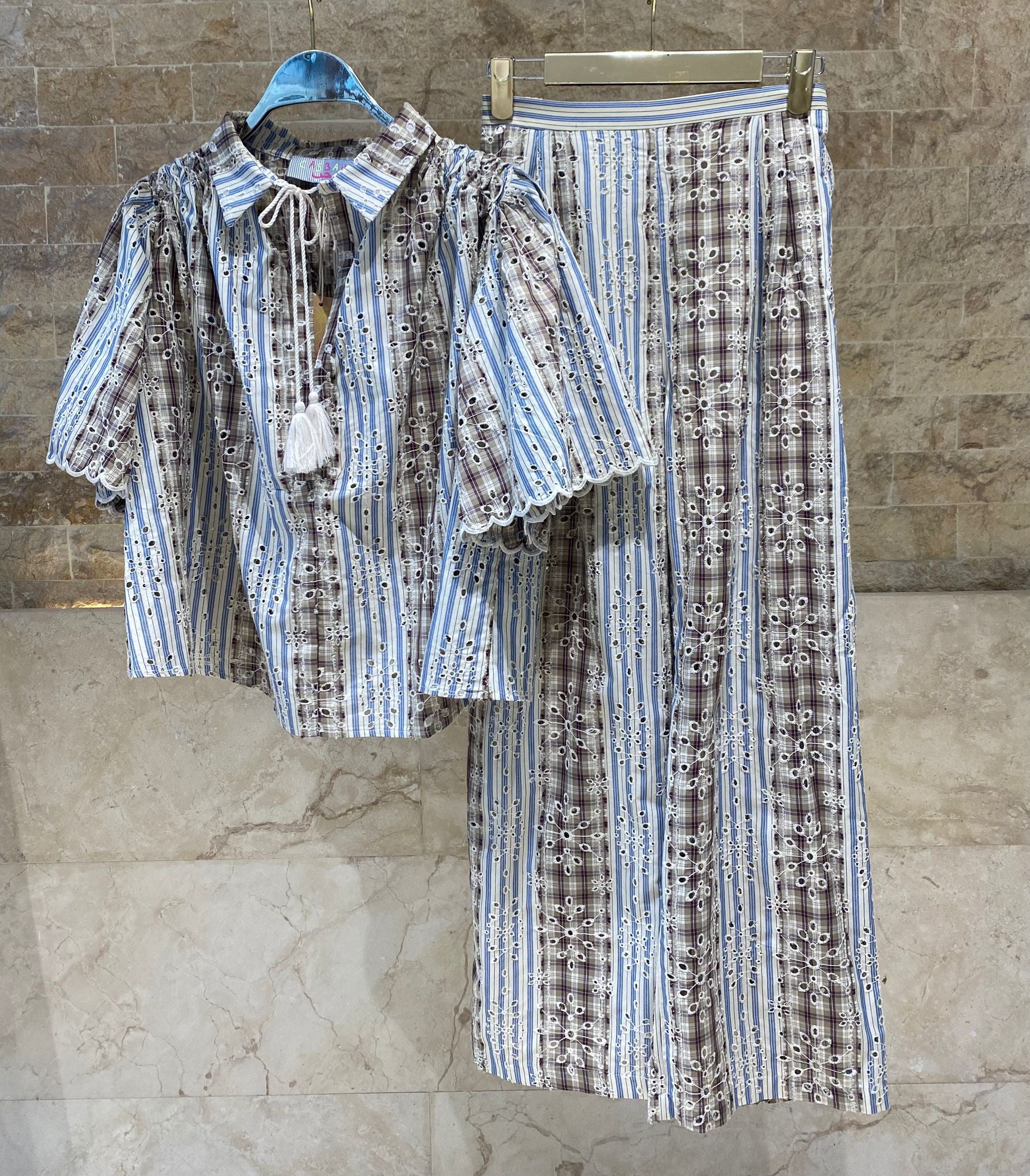 Nickita/Aude Eyelet Embroidery Top and Pants بلوزة وبنطال مطرزان بفتحات معدنية - Brown Loft