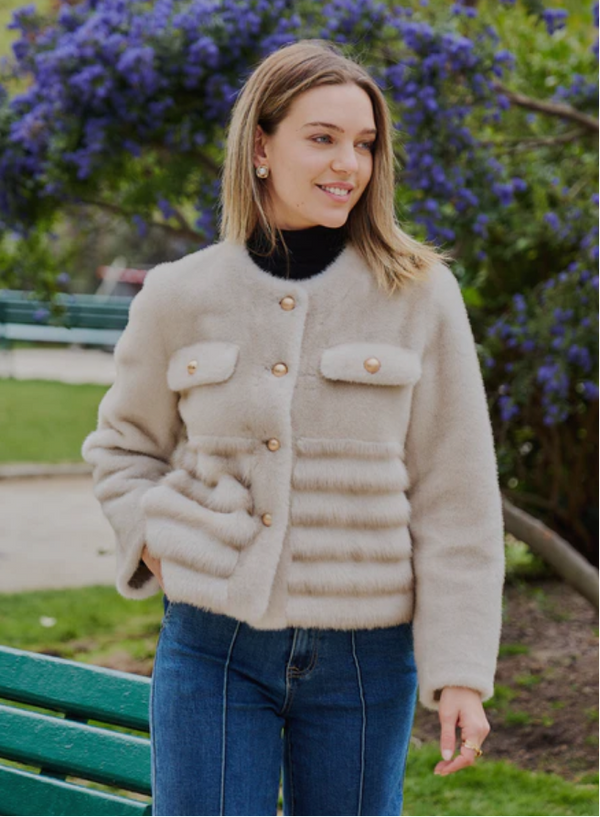 Sienna سترة من الفرو الصناعي بقصّة مستقيمة