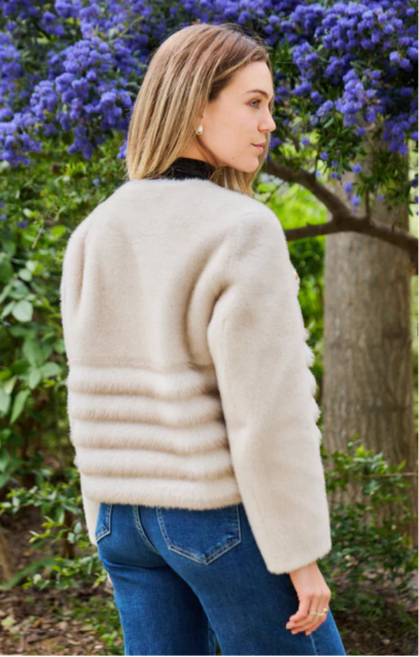 Sienna سترة من الفرو الصناعي بقصّة مستقيمة