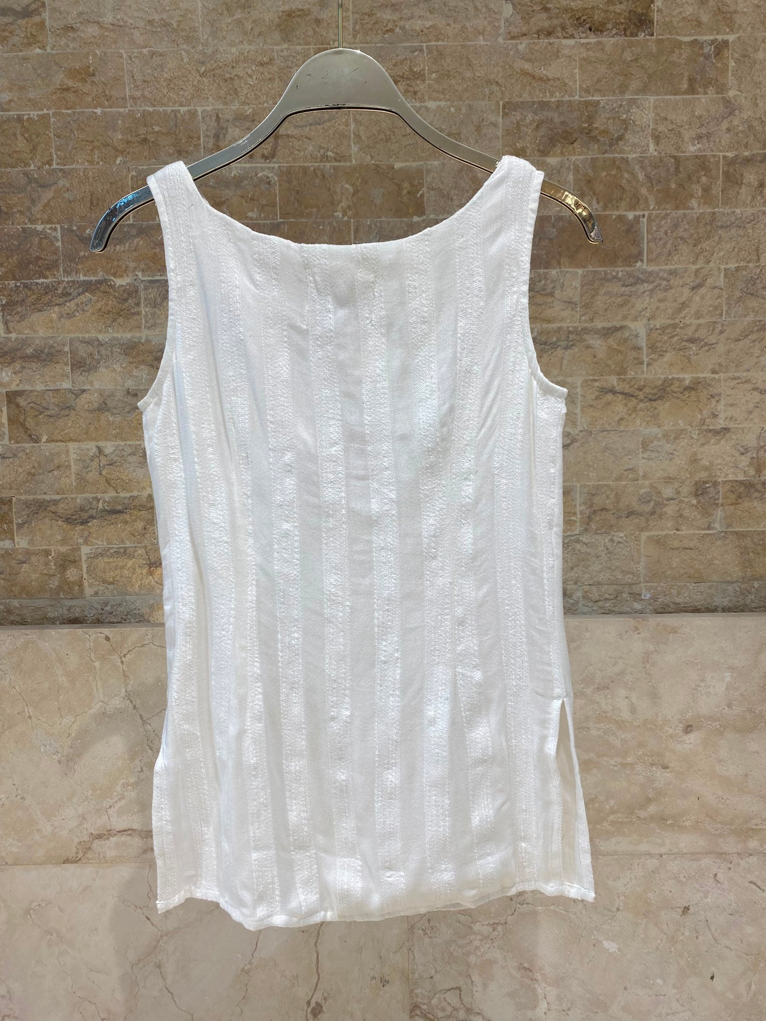 Soleada Boat Neckline Sleeveless Top بلوزة بدون أكمام بياقة قارب