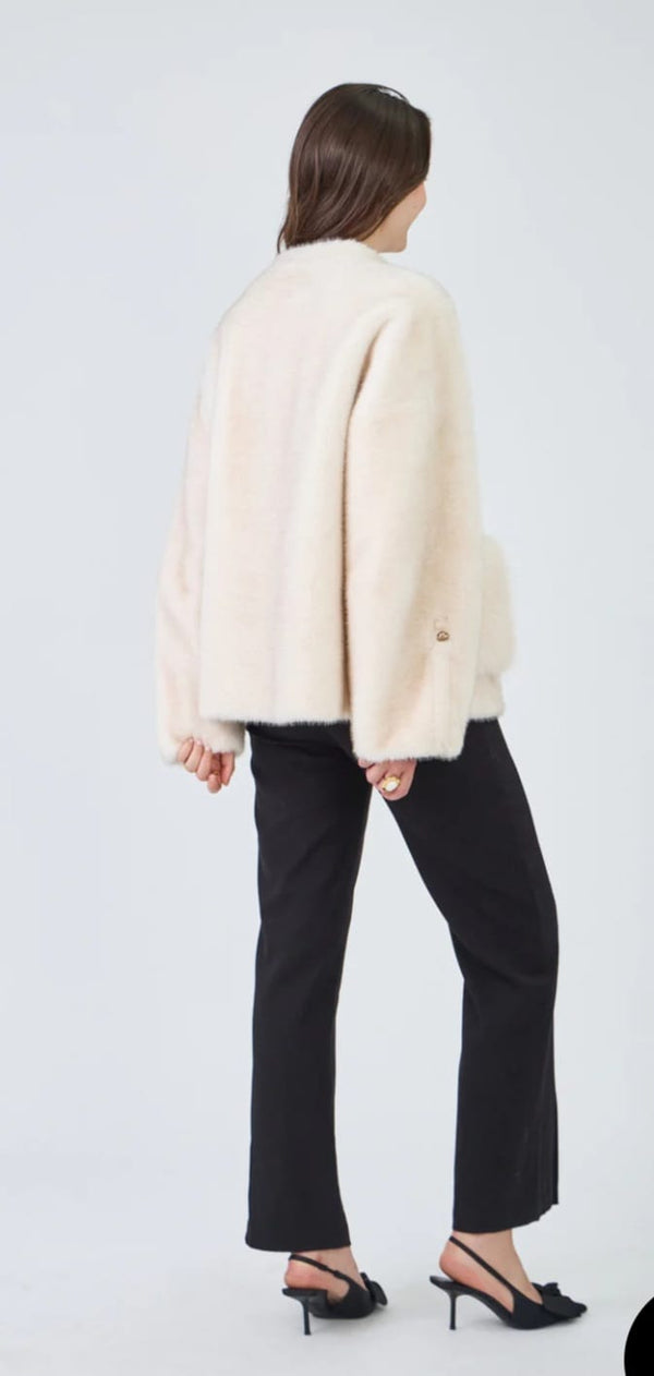 Amelia سترة من الفرو الصناعي بأزرار