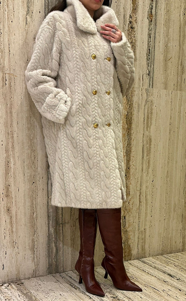 Sonia معطف طويل من الفرو الصناعي بنمط مضفر