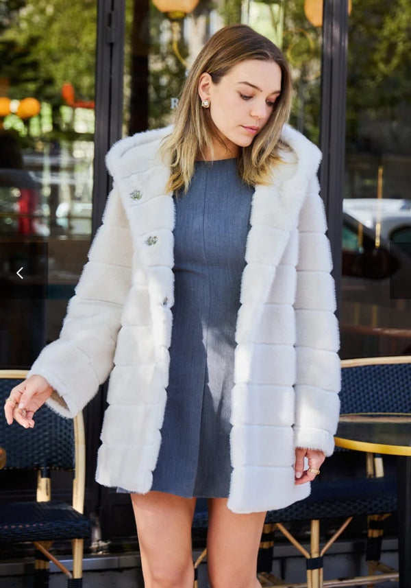 Britany معطف طويل من الفرو الصناعي بغطاء للرأس