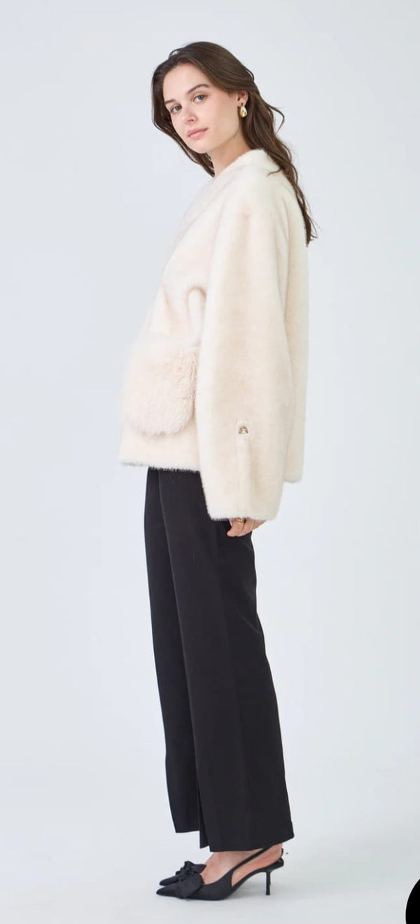 Amelia سترة من الفرو الصناعي بأزرار