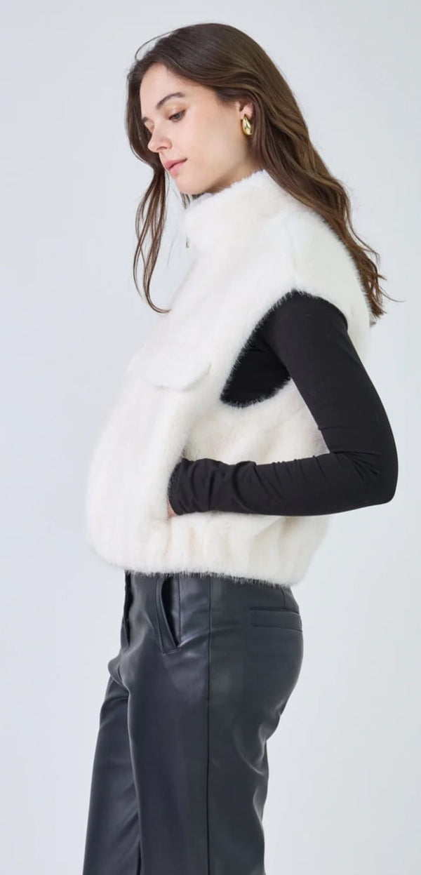 Gaby سترة من الفرو الصناعي بسحاب وياقة عالية