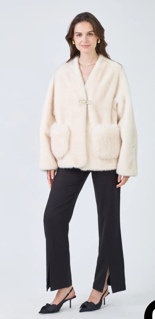 Amelia سترة من الفرو الصناعي بأزرار